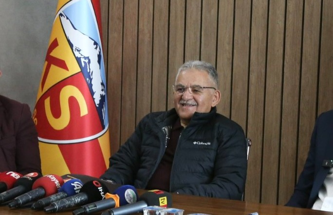 Kayserispor Başkanı Ali Çamlı’nın transfer yasağının kalktığını açıklamasının ardından Kayseri Büyükşehir Beleidye Başkanı Memduh Büyükkılıç da açıklama yaptı.