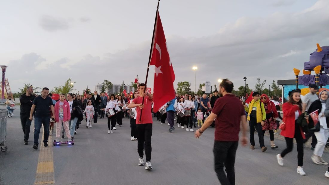 Kayseri'de bugün 19 Mayıs Gençlik ve Spor Bayramı kapsamında fener alayı yürüyüşü düzenlendi. 