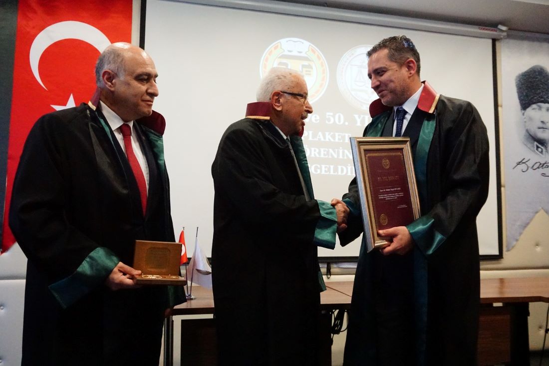 Kayseri’de Meslekte 40 ve 50. Yılını Dolduran Avukatlara Plaketleri Verildi
