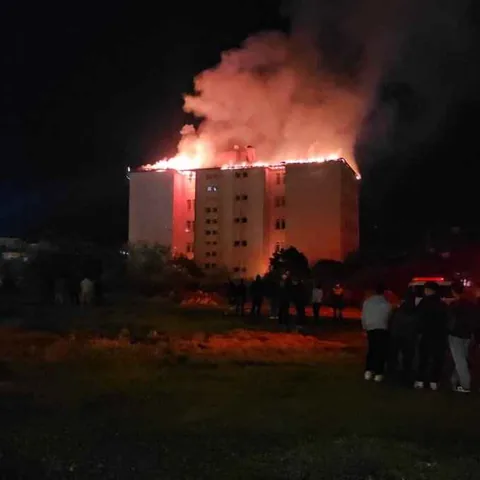 Son Dakika Aydın... Nazilli Fen Lisesi yurdunda yangın paniği! Alevle çatıyı sardı: 46 öğrenci tahliye edildi — haber görseli