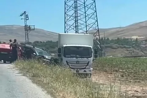 Bünyan'da Korkunç Kaza! Zincirleme kazada otomobil İle kamyon çarpıştı — haber görseli