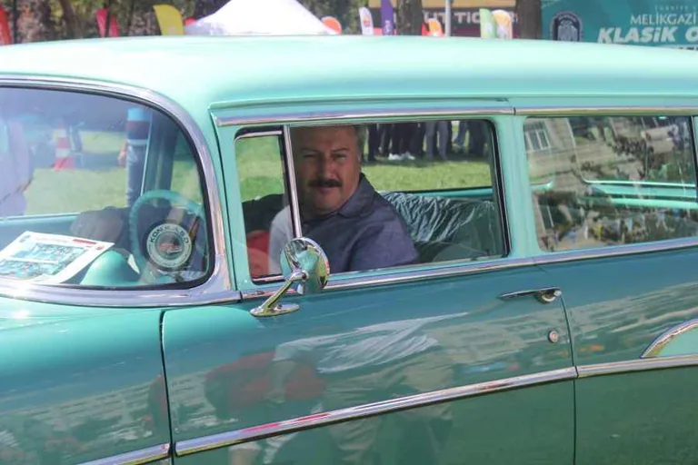 Klasik Otomobiller Kayseri’de Bir Araya Geldi: 6 Şehirden 150 Araç Göz Kamaştırdı — haber görseli