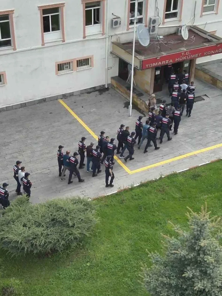 Tomarza’da Zehir Tacirlerine Darbe: Operasyonda Yakalanan 13 Şüphelinin 12'si Tutuklandı! — haber görseli