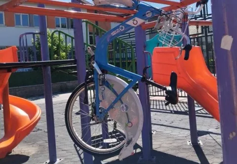 Kayseri'de Garip Manzara: Belediye Bisikletini Park Demirlerine Astılar — haber görseli