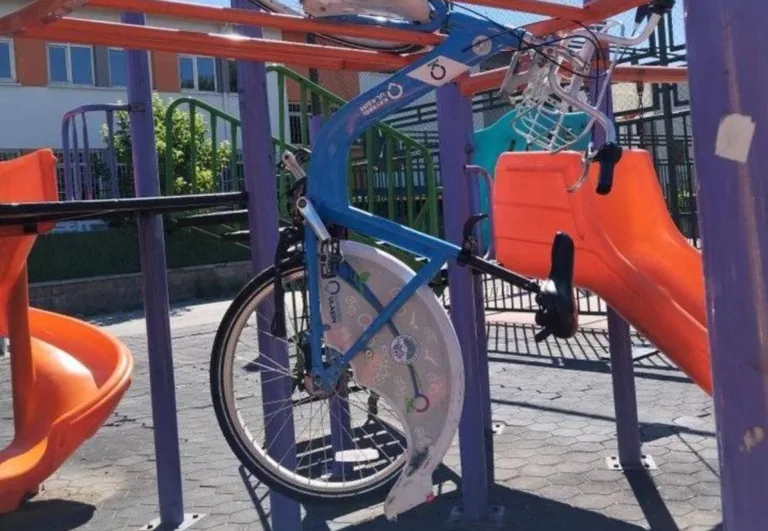 Kayseri'de Garip Manzara: Belediye Bisikletini Park Demirlerine Astılar — haber görseli