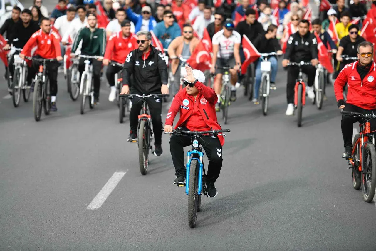 Yüzlerce Bisikletli Cumhuriyet İçin Pedal Çevirdi! Kayseri’de Muhteşem Etkinlik — haber görseli