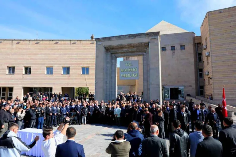 Eski Bakan Sabahattin Çakmakoğlu İçin Kayseri Valiliği Önünde cenaze töreni düzenlendi — haber görseli