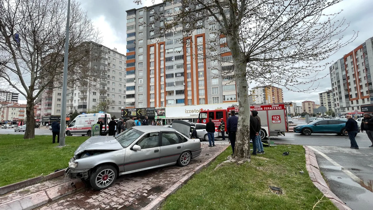 Kayseri Bağdat Caddesi'nde İki Otomobil Çarpıştı: 3 Yaralı — haber görseli