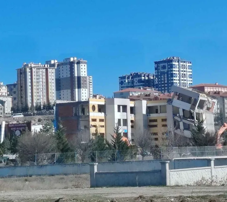 Kayseri'de Depremden Hasar Gören Okulun Yıkımına Başlandı — haber görseli