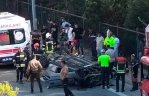 Refüje çarpıp takla atan otomobildeki 2 yaralı hayatını kaybetti — haber görseli