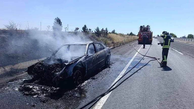 Tuzhisar'da Seyir Halindeki Otomobil Alev Aldı!  Motor Kısmından Başlayan Yangın Aracı Küle Çevirdi — haber görseli