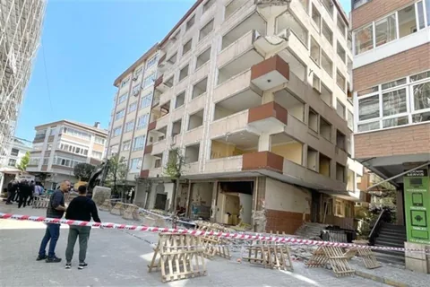 İstanbul Bahçelievler'de bir binanın balkonu çöktü: 1 kişi yaralandı — haber görseli