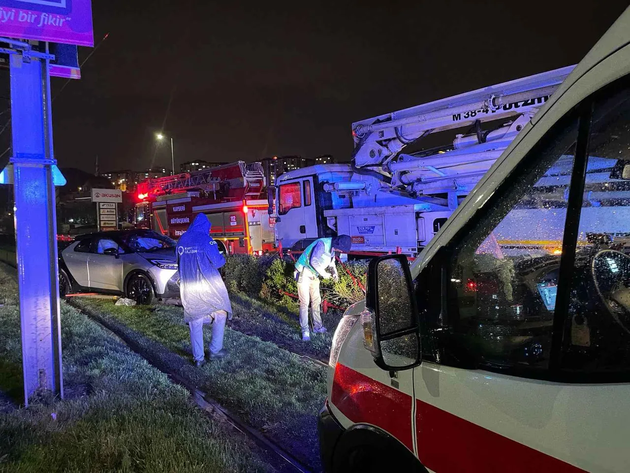 Sivas Caddesi'nde Korkunç Kaza! Kamyonla Çarpışan Otomobil Tramvay Yoluna Girdi: 1 Yaralı — haber görseli