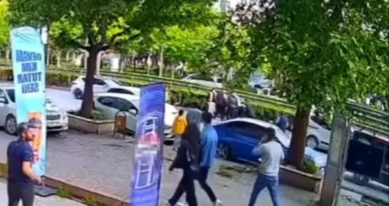 Alparslan'da Feci Kaza:Otomobilin Çocuğa Çarptığı Anlar Kameraya Yansıdı — haber görseli