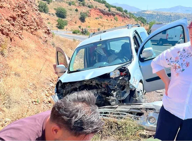 Yahyalı'da Feci Kaza! Hafif Ticari Araç ile Otomobil Çarpıştı: 3 Yaralı — haber görseli