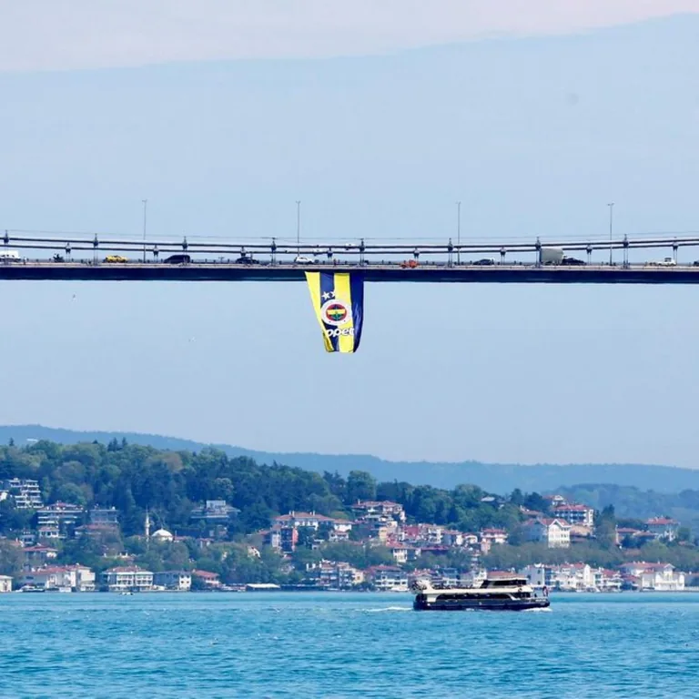 Şampiyonluk Coşkusu Köprülere Taştı: Fenerbahçe Opet’in Şampiyonluk Bayrakları Köprüleri Süsledi — haber görseli