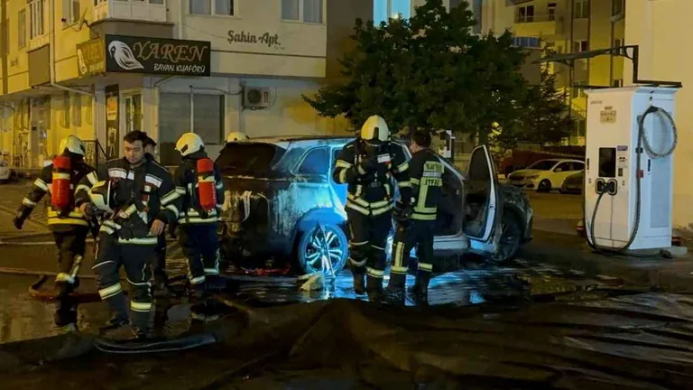 Kayseri'de Şarj İstasyonunda Elektrikli Otomobil Alev Alev Yandı — haber görseli
