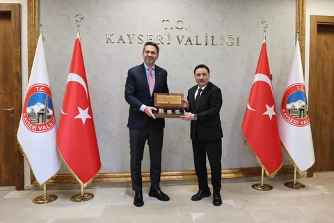 Bakan Alparslan Bayraktar'dan Vali Gökmen Çiçek'e Ziyaret  — haber görseli