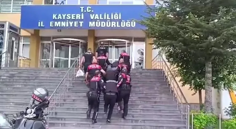 Kayseri'de Şüpheli Araçta Uyuşturucu ve Silah Bulundu: 3 Şahıs Gözaltına Alındı — haber görseli