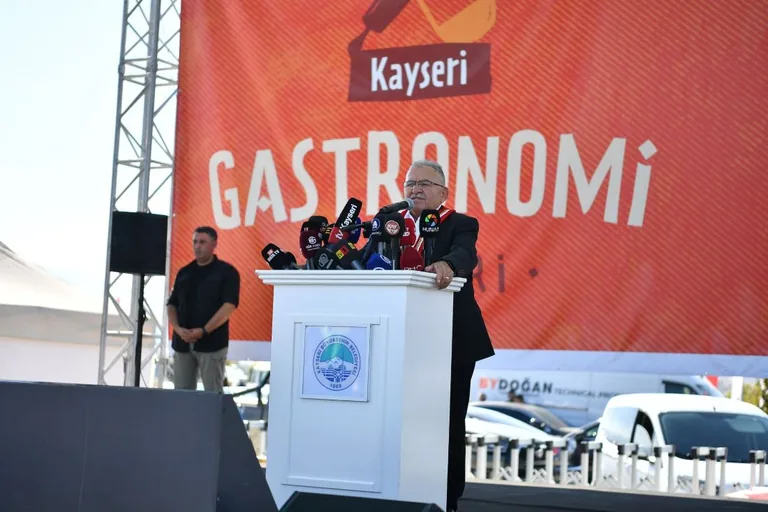 Kayseri Gastronomi Günleri’nde Sucuk Tartışması Gündemde! Başkan Büyükkılıç’tan sucuk göndermesi — haber görseli