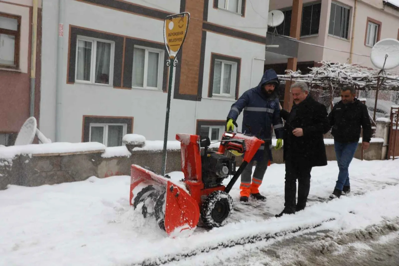 Başkan Palancıoğlu Sahada! Melikgazi’de Kar Mesaisi: 58 Mahallede Kesintisiz Ulaşım Seferberliği — haber görseli