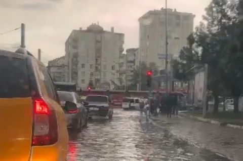 Kayseri'de Sağanak yağış hayatı olumsuz etkiledi — haber görseli