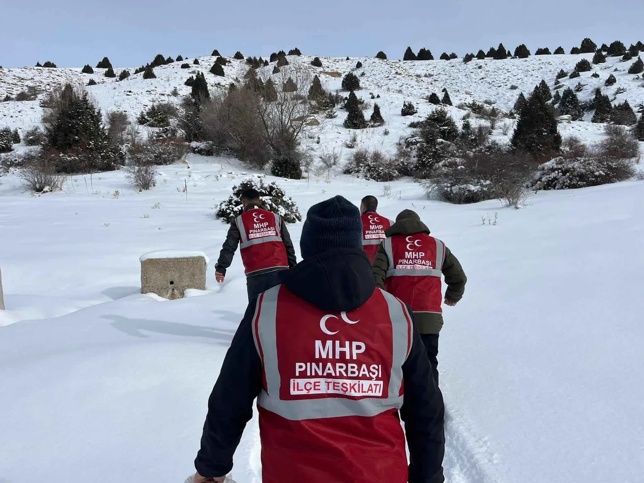 Kar Altındaki Doğa İçin Seferberlik: MHP Pınarbaşı teşkilatı, yaban hayvanları için doğaya yem bıraktı — haber görseli