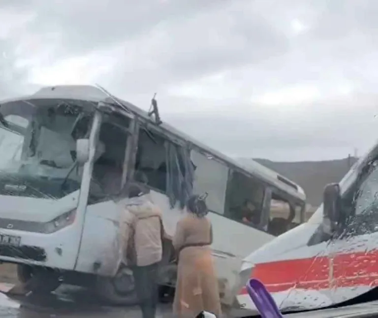 Mahkumları Taşıyan Cezaevi Aracı Kaza Yaptı: 2 Ağır 7 Yaralı — haber görseli