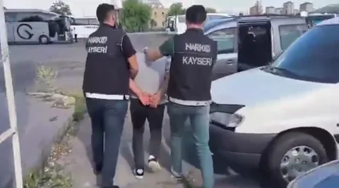Şehirlerarası Uyuşturucu Taşımacılığına Polis Darbesi: Otobüs ve Trende 6 Kilodan Fazla Uyuşturucu Ele Geçirildi — haber görseli