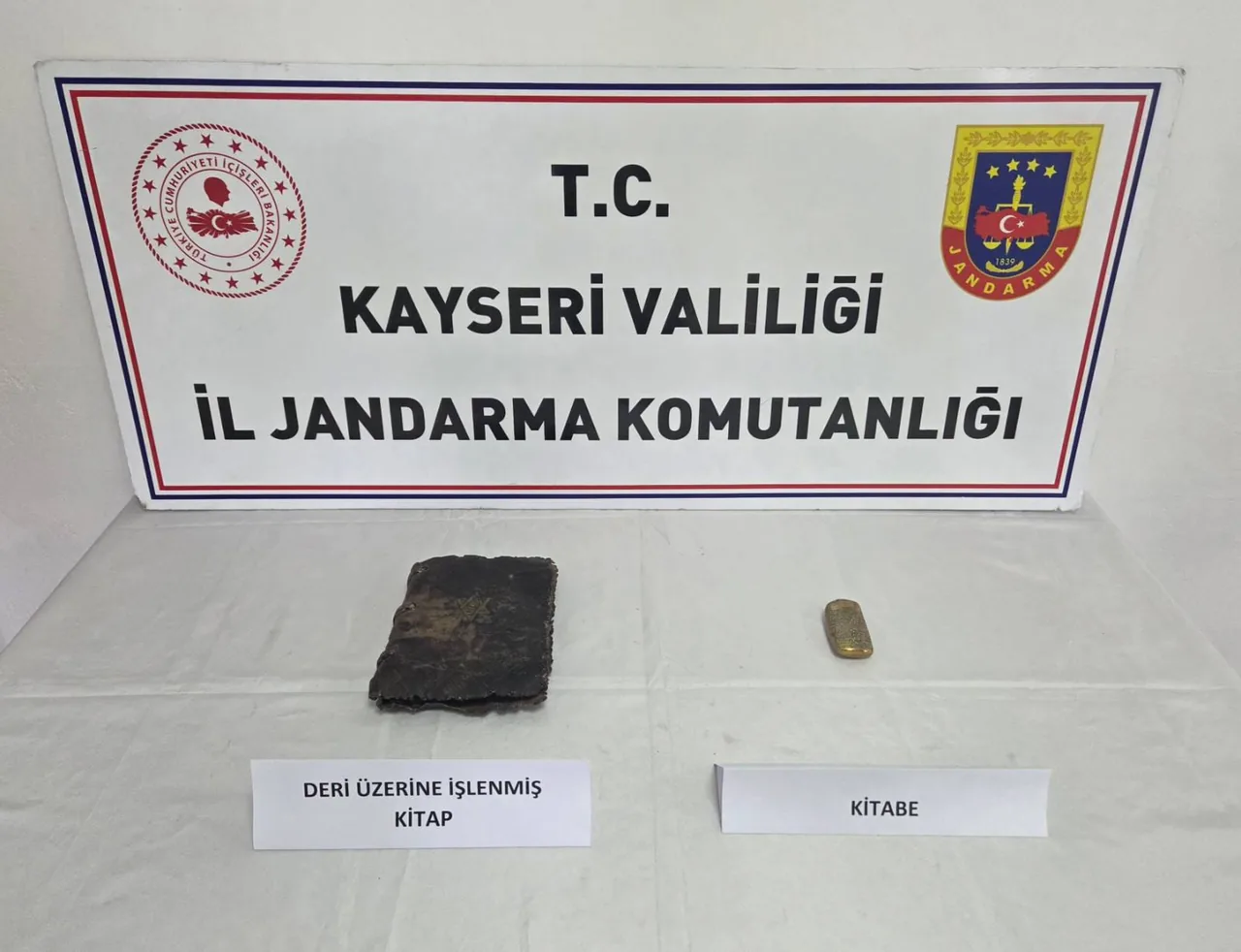 Kayseri’de Tarihi Eser Operasyonu: Deri Üzerine İşlenmiş El Yazması Kitap Ele Geçirildi — haber görseli
