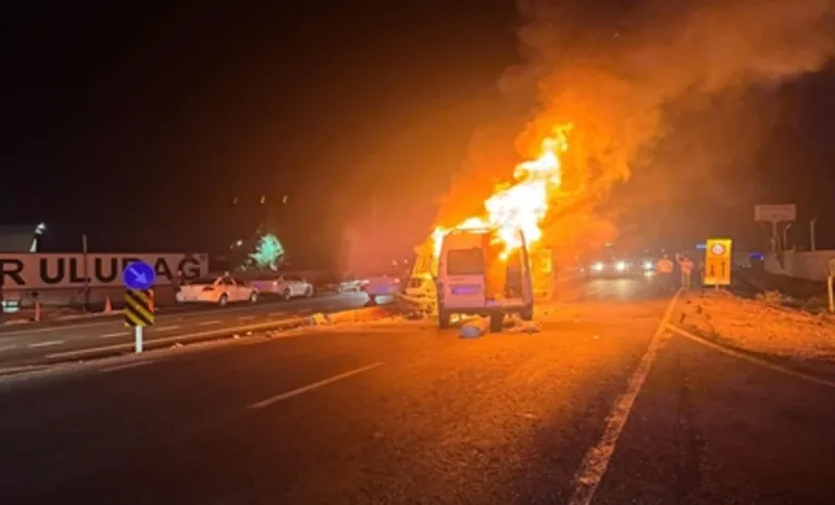 Diyarbakır'da Feci Kaza! Çarpışan Araçlar Alev Aldı: 11 Yaralı — haber görseli