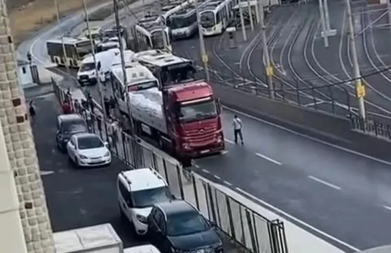 İETT OTOBÜSÜ TIR'A ÇARPTI:7 KİŞİ YARALI — haber görseli