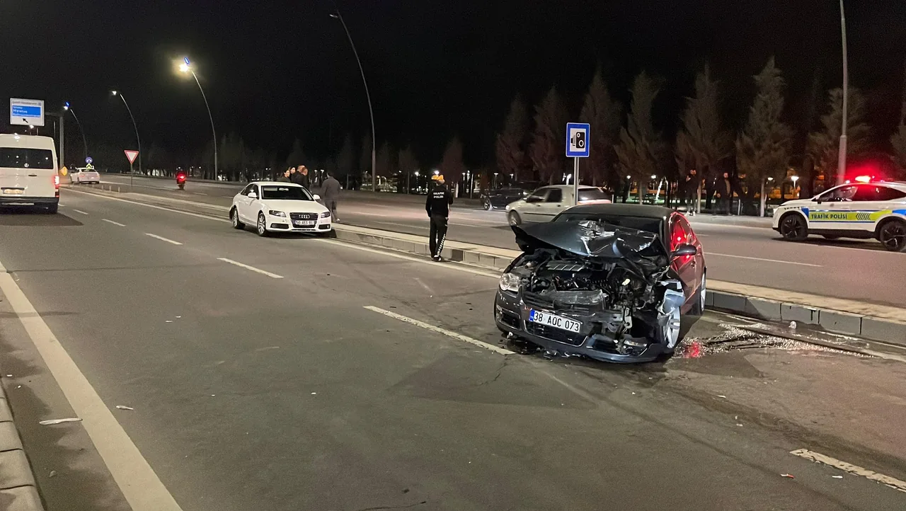 Kayseri Kocasinan Bulvarı’nda iki otomobil çarpıştı: 1 yaralı — haber görseli
