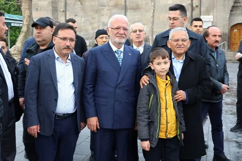 Kayseri Protokolü Hunat Camii'nde Vatandaşlarla Bayram Namazında Buluştu — haber görseli