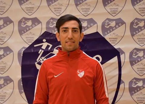 Kayseri TFFHGD şubesinden futbolcuya ilk müdahalede bulunan hakeme tebrik — haber görseli