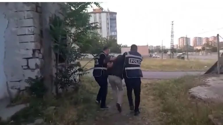 12 Yıl 9 Ay Hapis Cezasıyla Aranan Firari Saklandığı Yerde Yakalandı — haber görseli