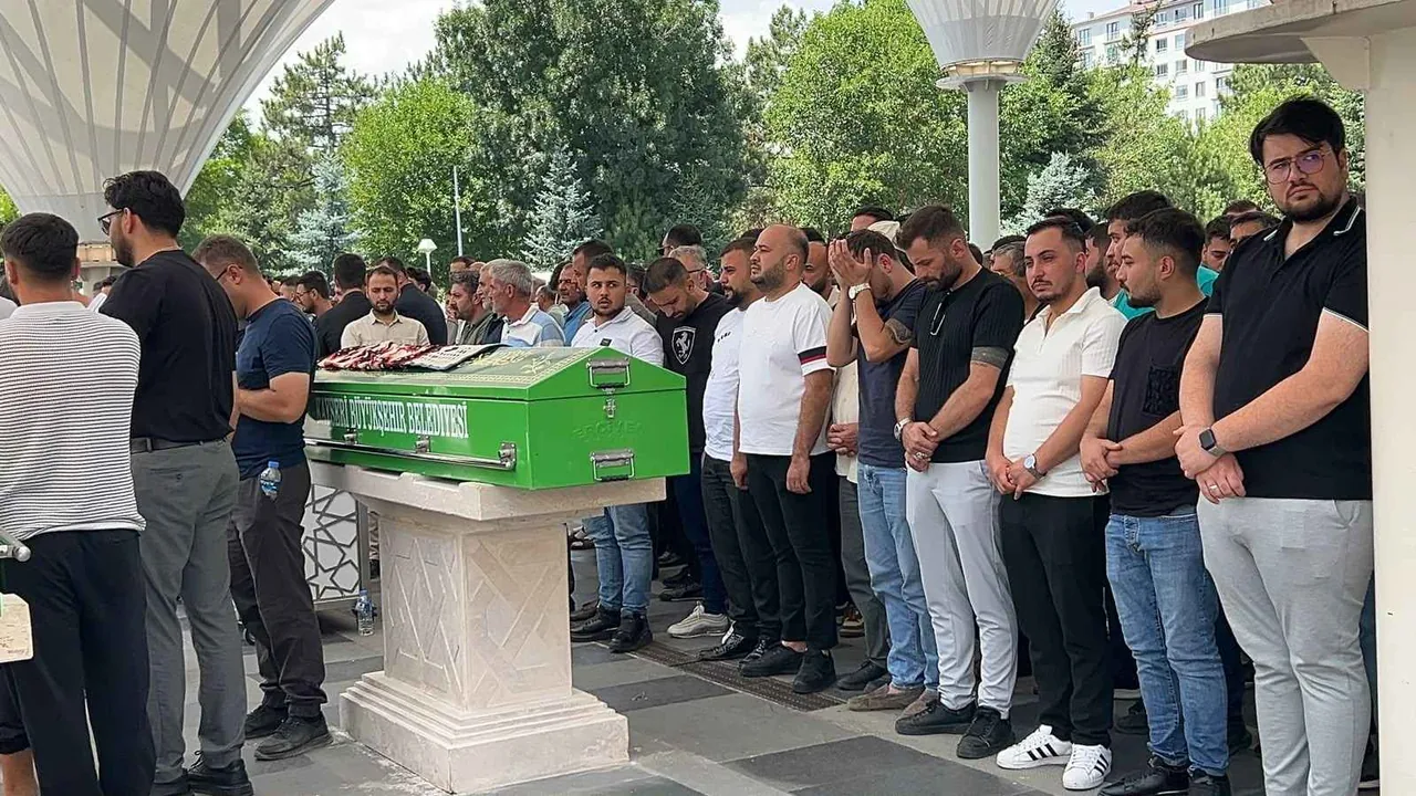 Kahreden Kaza... Düğün Konvoyunda Hayatını Kaybeden Genç Anne Gözyaşlarıyla Uğurlandı — haber görseli