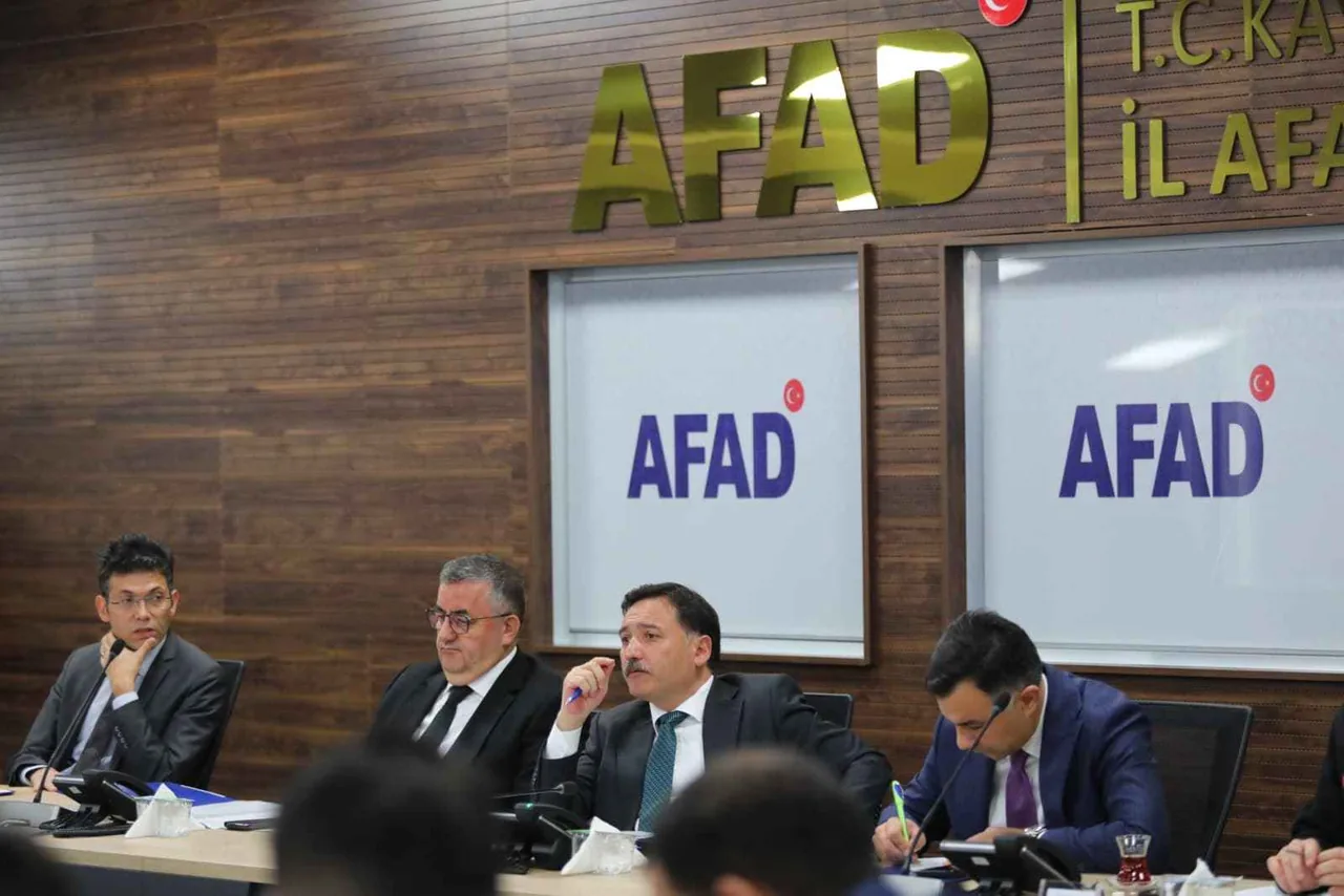 Kayseri’de kış hazırlıkları masaya yatırıldı! Vali Gökmen Çiçek başkanlığında Kış Tedbirleri Toplantısı — haber görseli