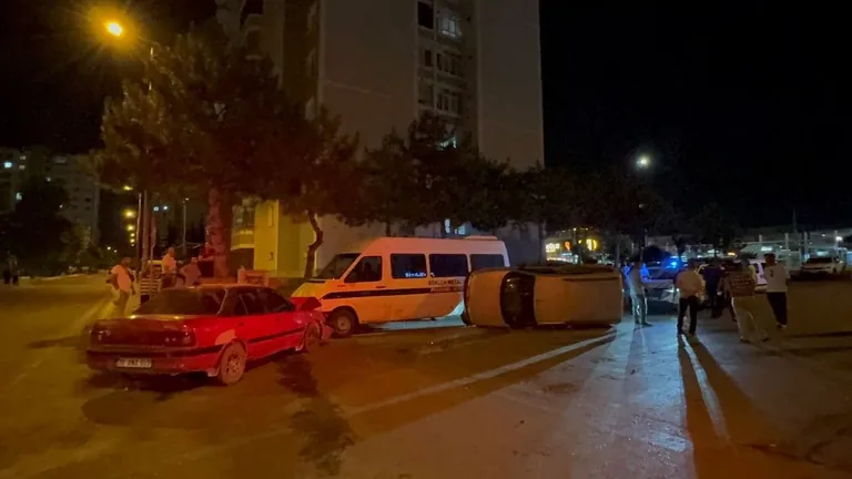 Kayseri BeyazŞehir'de Otomobil İle Hafif Ticari Araç Çarpıştı: 3 Yaralı — haber görseli