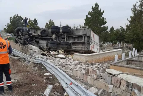 Hacılar'da Korkunç Kaza: Kamyon Mezarlığa Saplandı — haber görseli