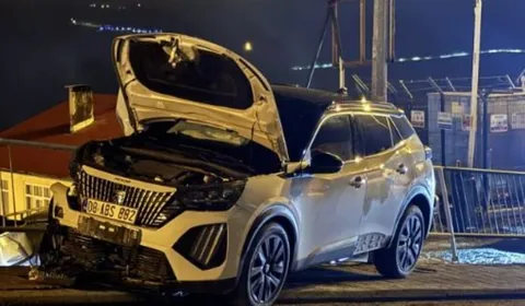 Otomobil, Park Halindeki Minibüse Çarptı: 3 Yaralı — haber görseli