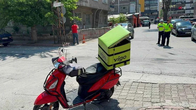 Kayseri Sahabiye'de  Otomobil ile Motosiklet Çarpıştı: Kurye Yaralandı — haber görseli