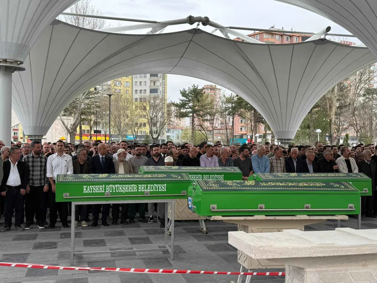 Balıkesir’de Silahlı Saldırının Kurbanı Olan Akademisyen Semih Kaçmaz Memleketi Kayseri’de Toprağa Verildi — haber görseli