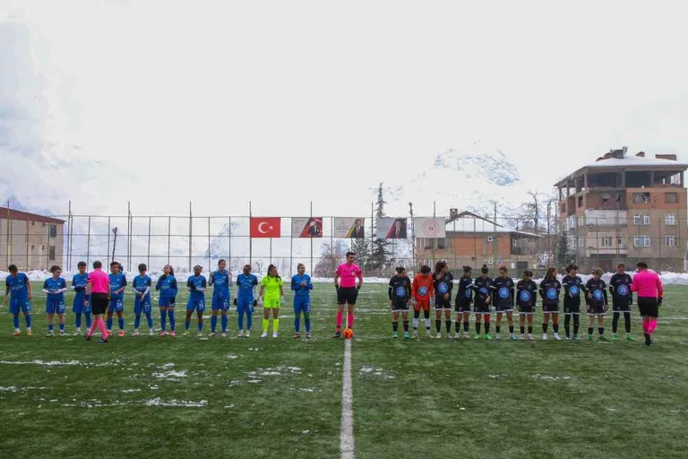 Vali Ali Çelik’ten Yüksekovaspor Kadın Futbol Takımına Tam Destek: 8-0’lık Zafer! — haber görseli