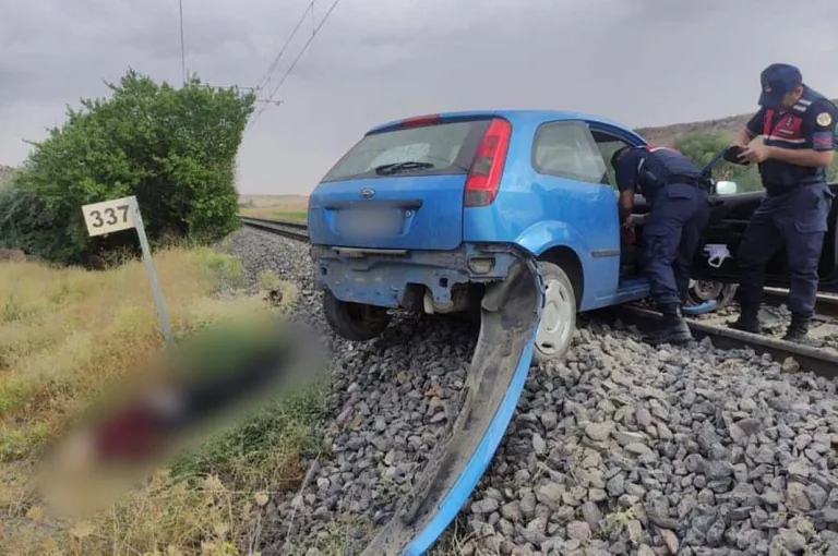 Kayseri'de Kaza: Otomobil Tren Yoluna Düştü, Şoför Hayatını Kaybetti — haber görseli