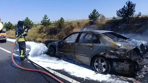 Tuzhisar'da Seyir Halindeki Otomobil Alev Aldı!  Motor Kısmından Başlayan Yangın Aracı Küle Çevirdi — haber görseli
