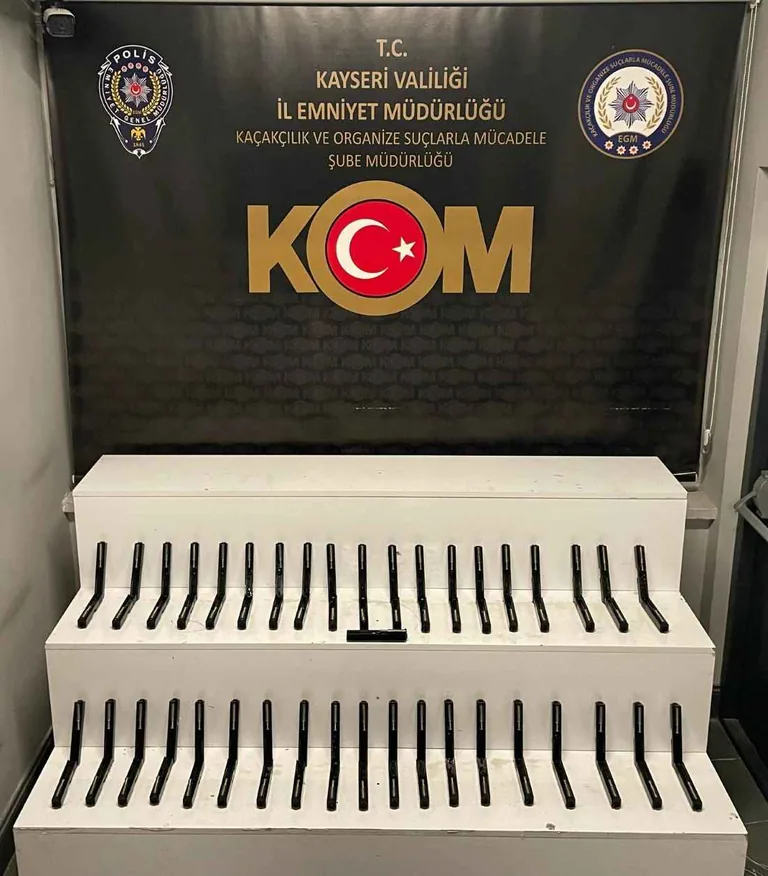 Ekipleri Hayrete Düşüren Görüntü: Yolcu Otobüsü Değil Sanki Cephanelik! Otobüs Sürücüsü Gözaltına Alındı — haber görseli
