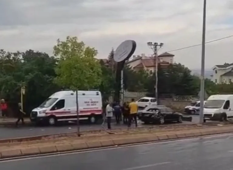 Hisarcık Yolunda Zincirleme Kaza Tehlikesi: 2 Otomobil Çarpıştı, 1 Yaralı — haber görseli