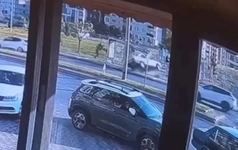 Kayseri'de Otomobil durağa daldı: 3 kişi son anda kurtuldu — haber görseli