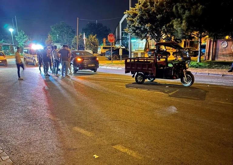 Erkilet' te Kaza! Otomobil ile Üç Tekerlekli Motosiklet Çarpıştı: 1 Yaralı — haber görseli